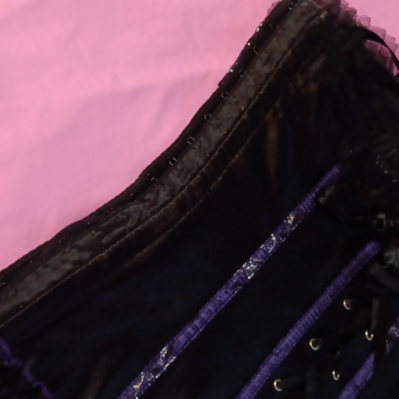 Black & Purple Sparkly Corset With Ruffke Trim (Asian XL) - Picture 8 of 15